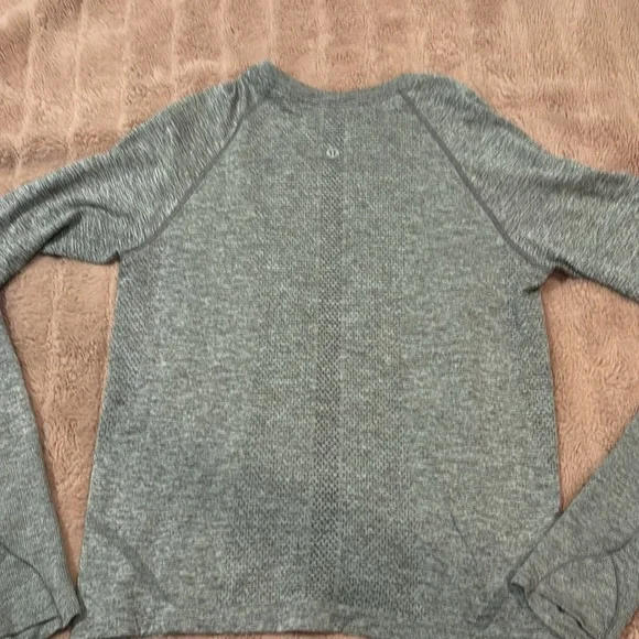 Grey Swiftly Tech Lululemon Long Sleeve size 6 - Picture 4 of 9